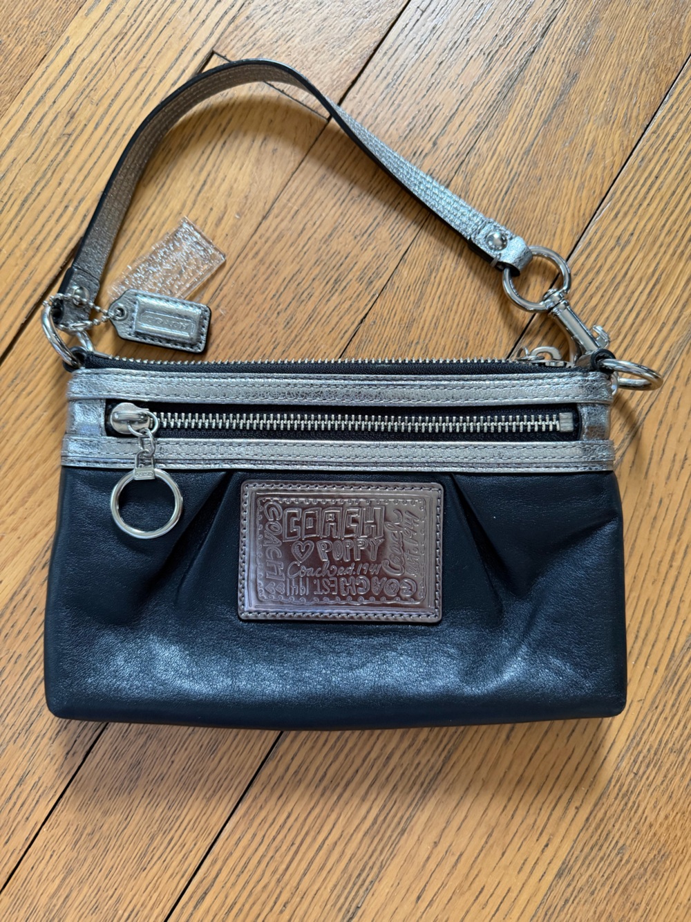 Coach poppy black leather purse
Excellent condition